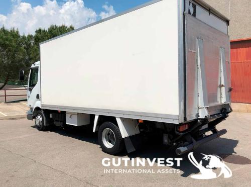 Camión con caja cerrada y plataforma elevadora