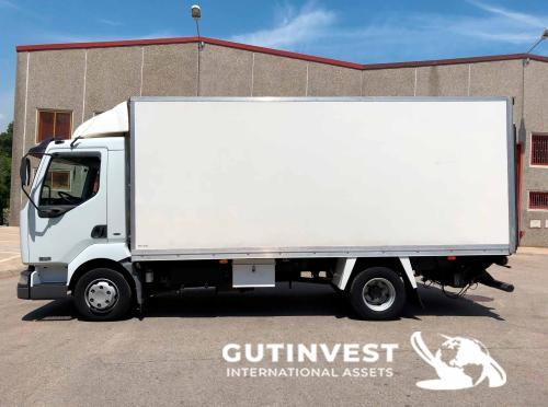 Camión con caja cerrada y plataforma elevadora
