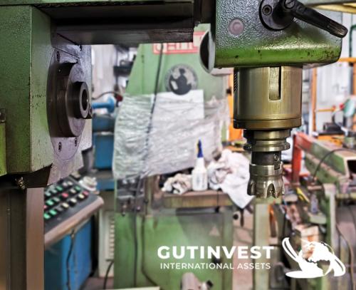 Universal Turret Milling Machine