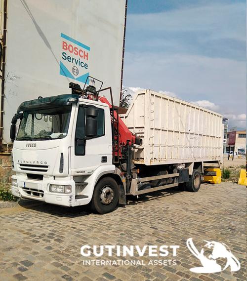 Camión caja basculante con grúa