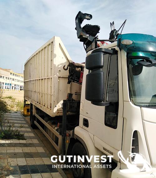 Camión caja basculante con grúa