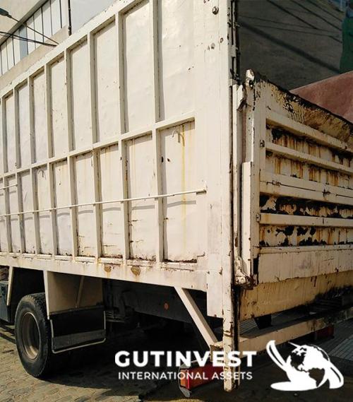 Camión caja basculante con grúa