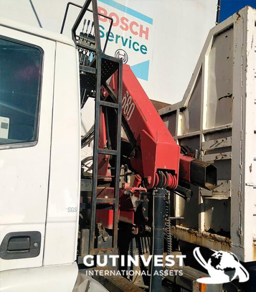 Camión caja basculante con grúa