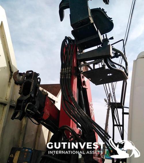 Camión caja basculante con grúa