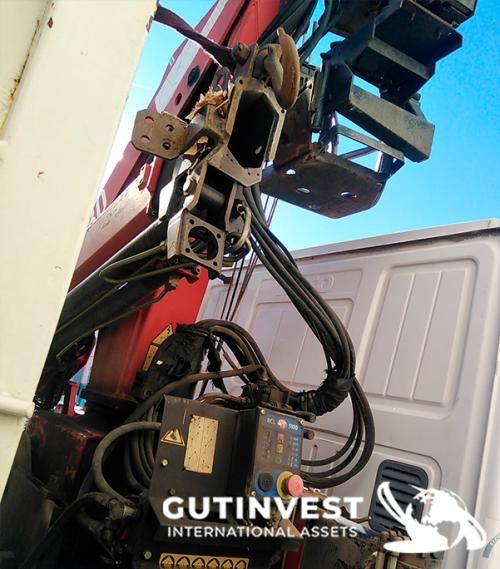 Camión caja basculante con grúa