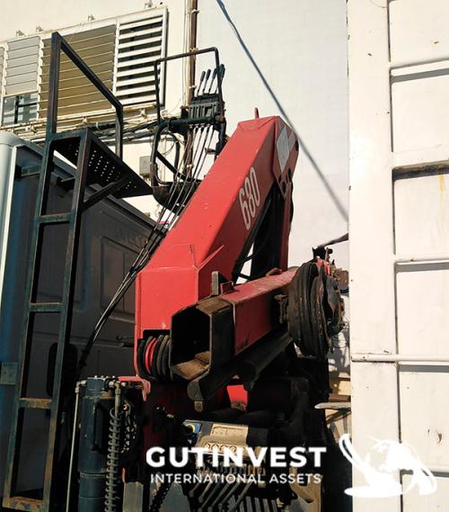 Camión caja basculante con grúa