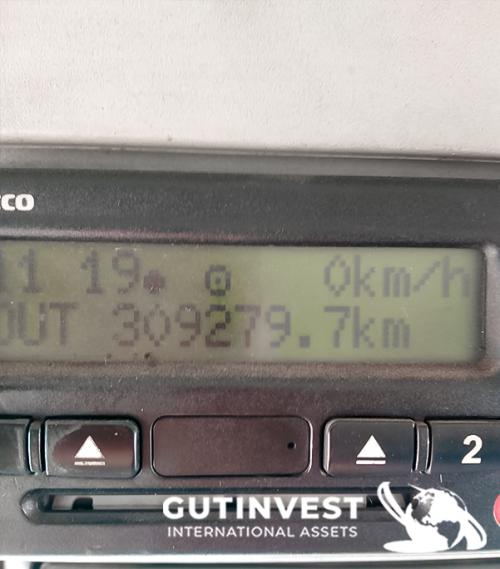 Camión caja basculante con grúa