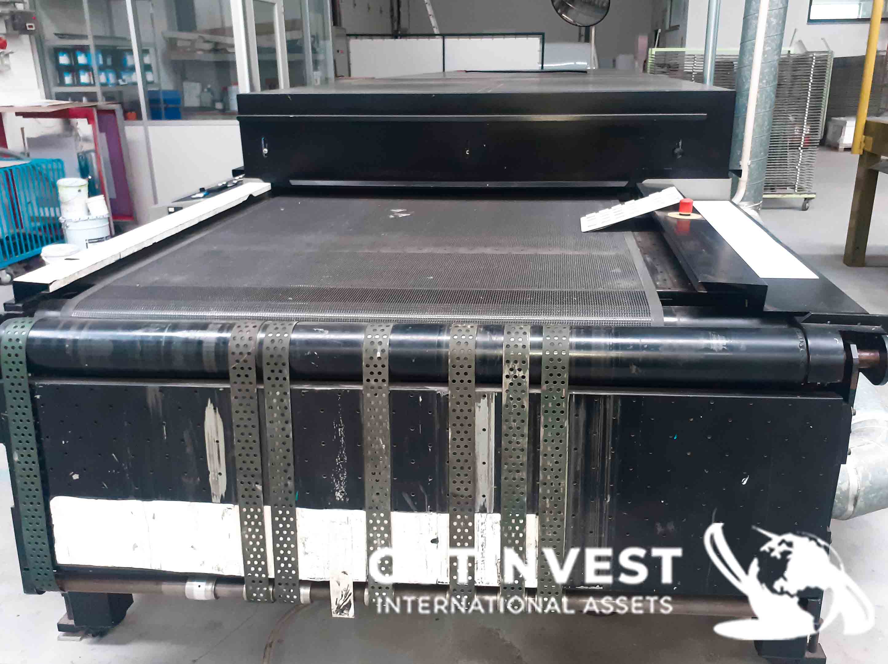 Screen printing machine with UV and heat drying