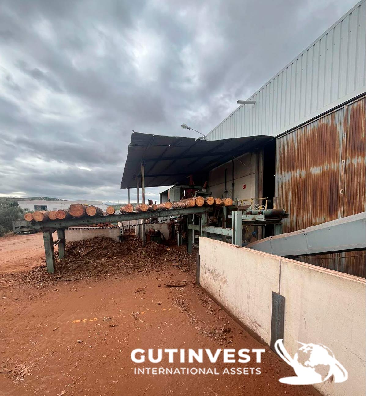 Sawmill for manufacturing wooden pallet panels