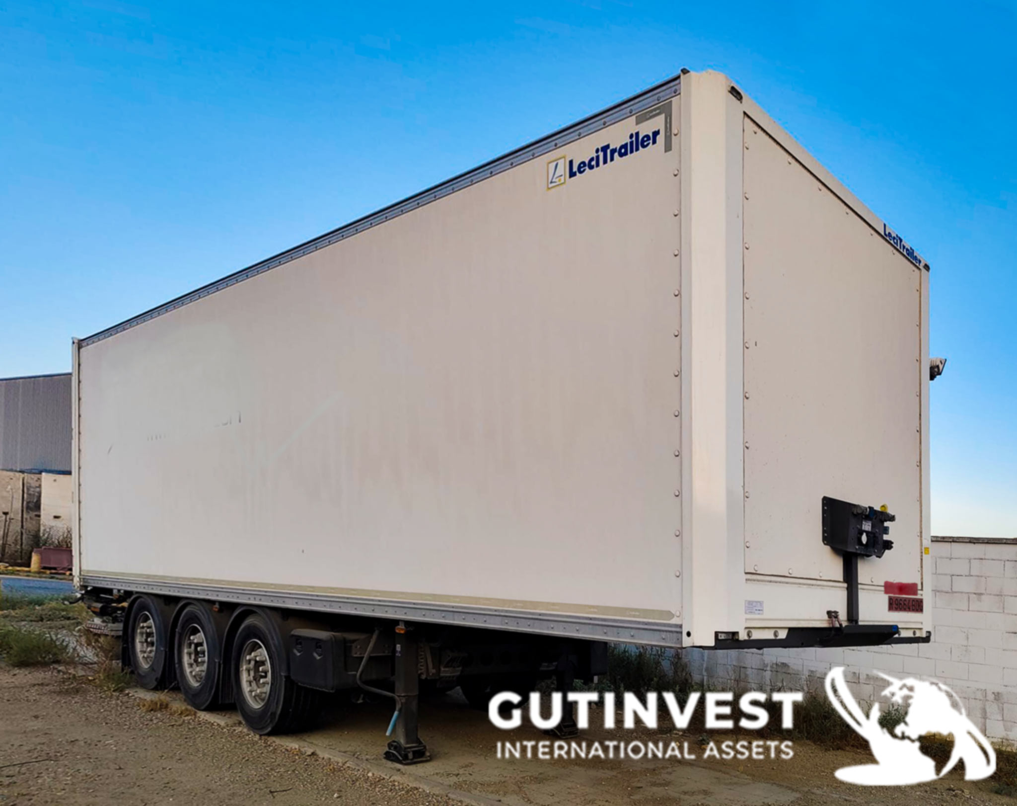 Semi-trailer with platform