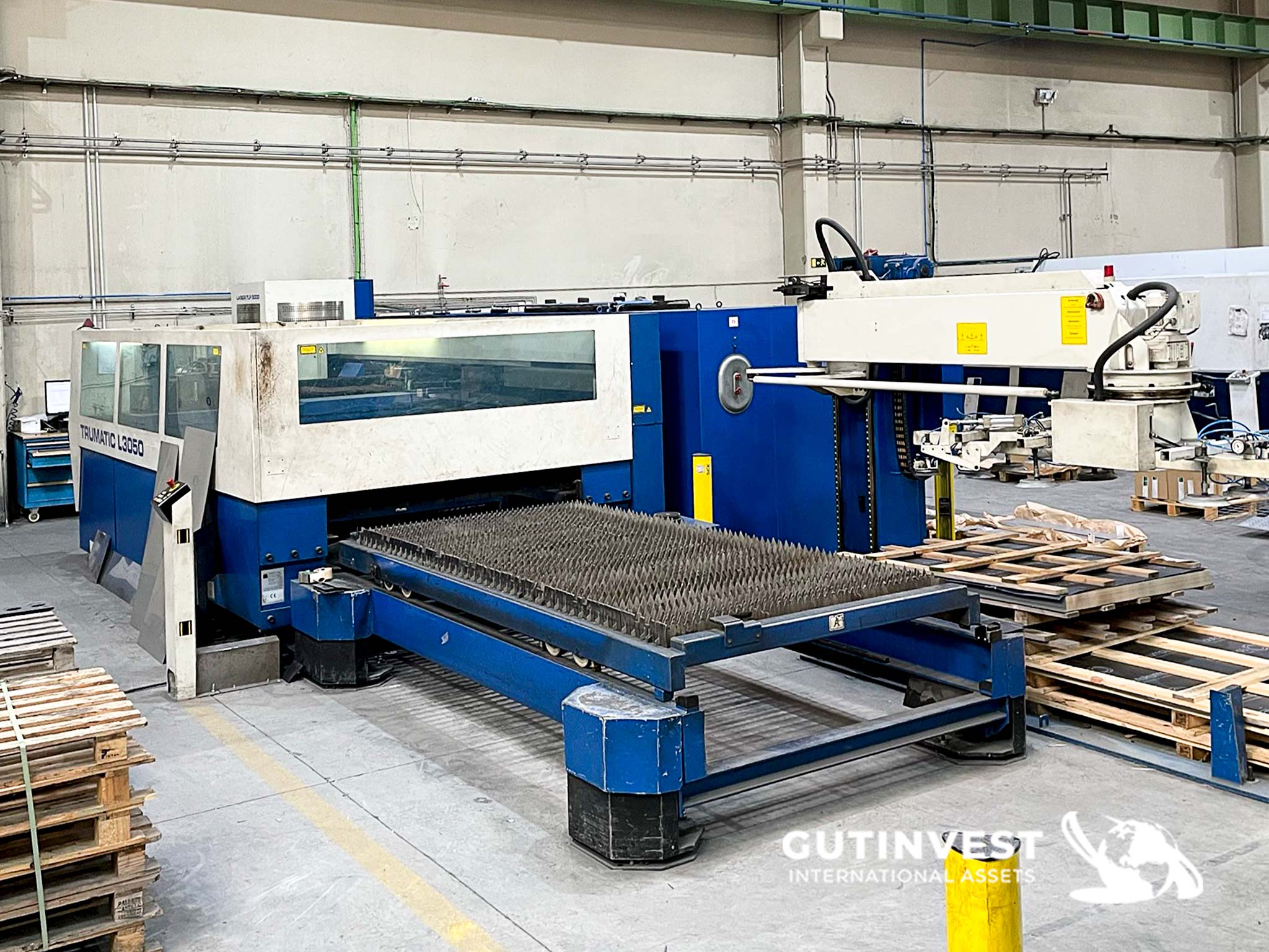  Laser cutting machine with loadmaster