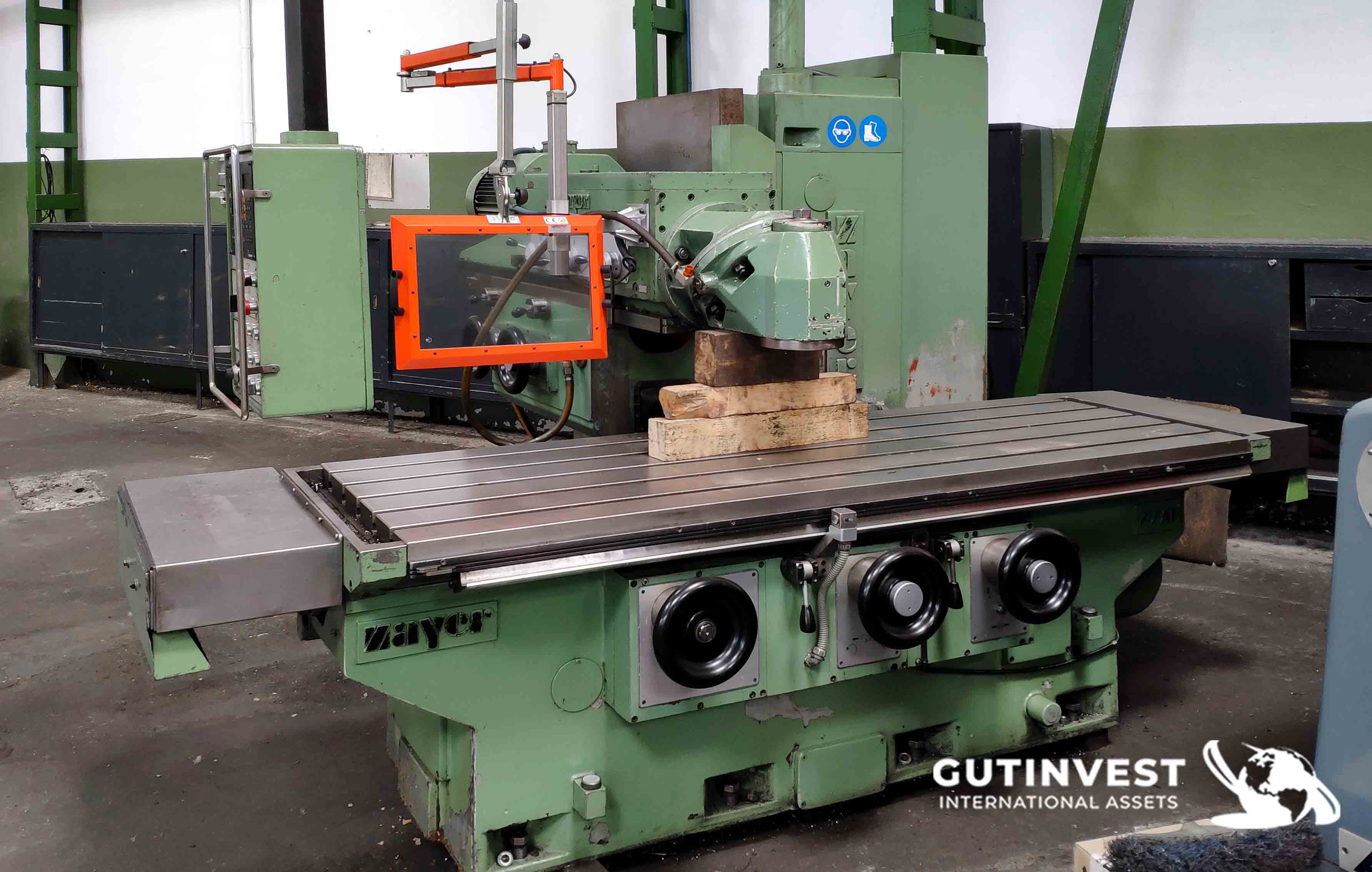 Universal fixed bed milling machine