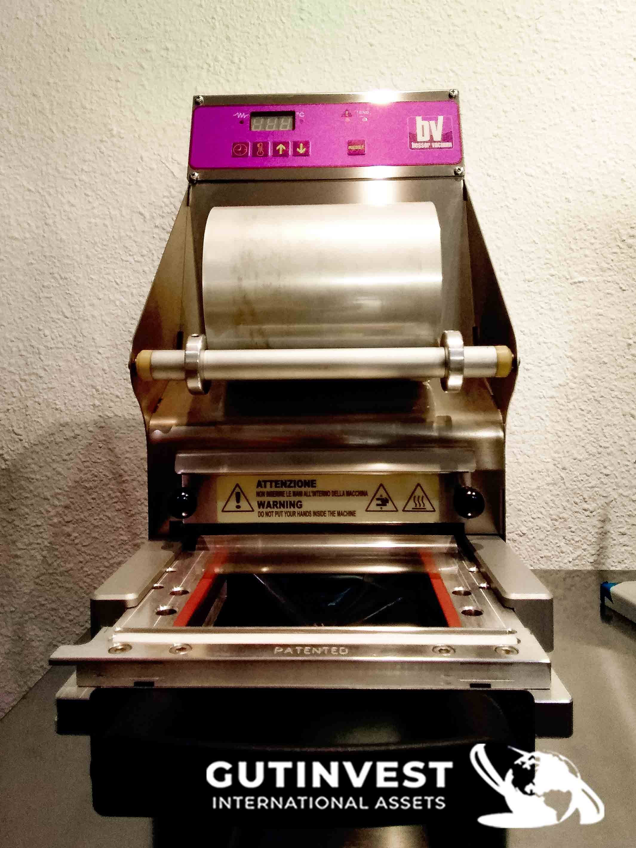 Semi-automatic sealing machine