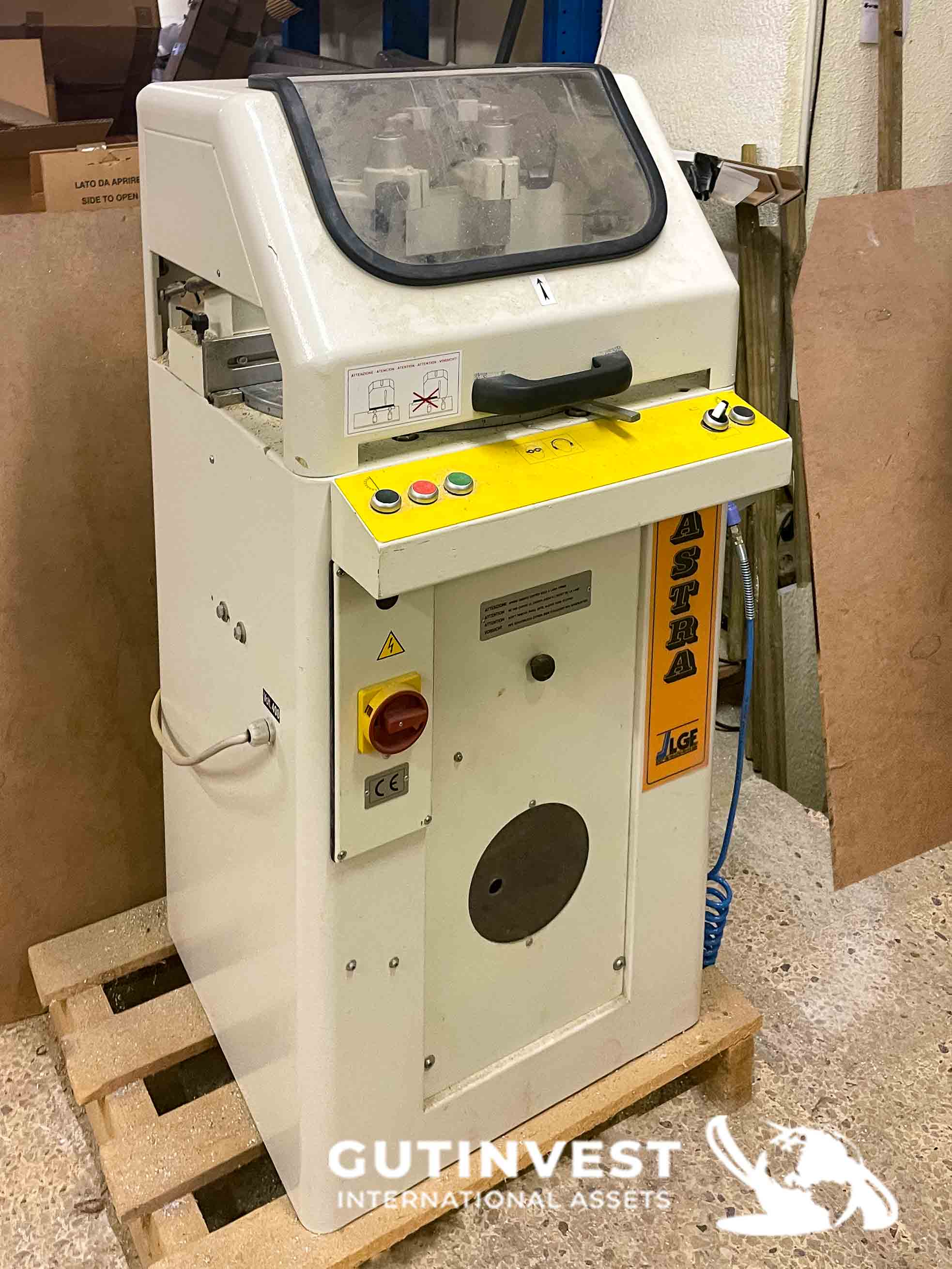 Cutting saw for aluminum with conveyor belt