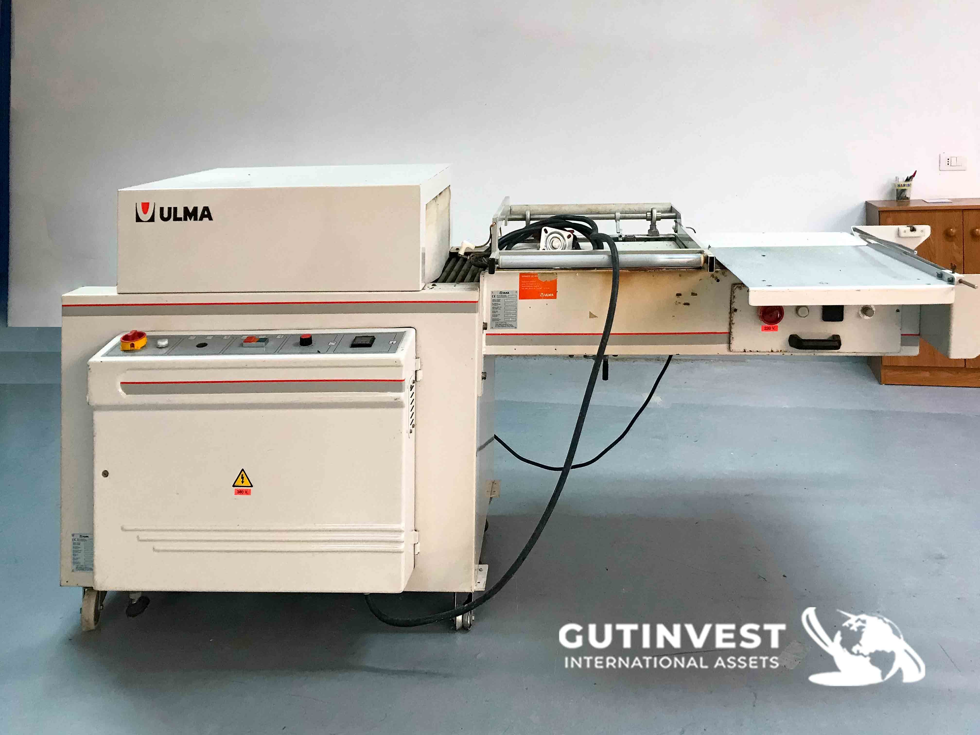 Shrink wrapping machine