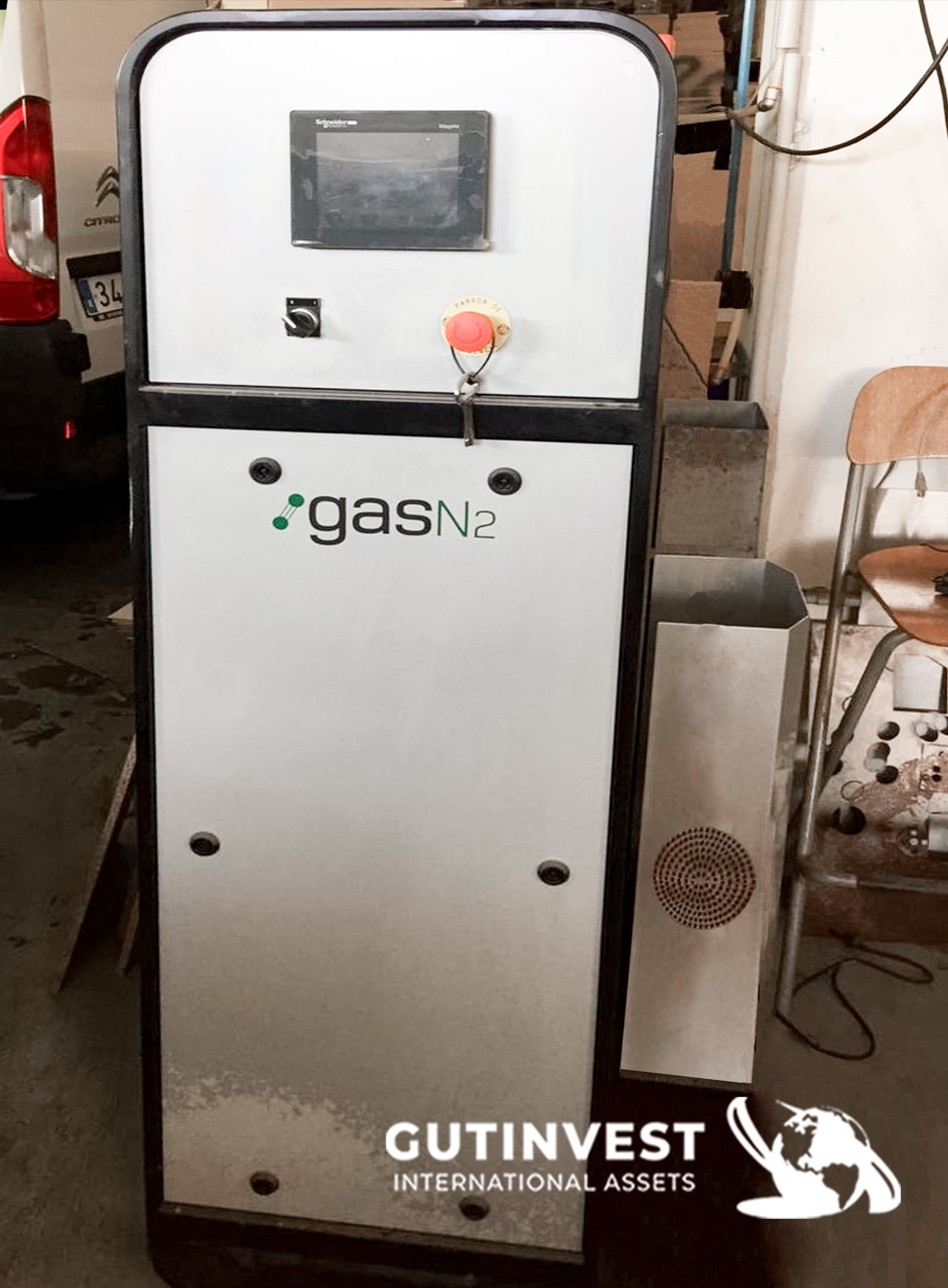 Nitrogen generator with tank