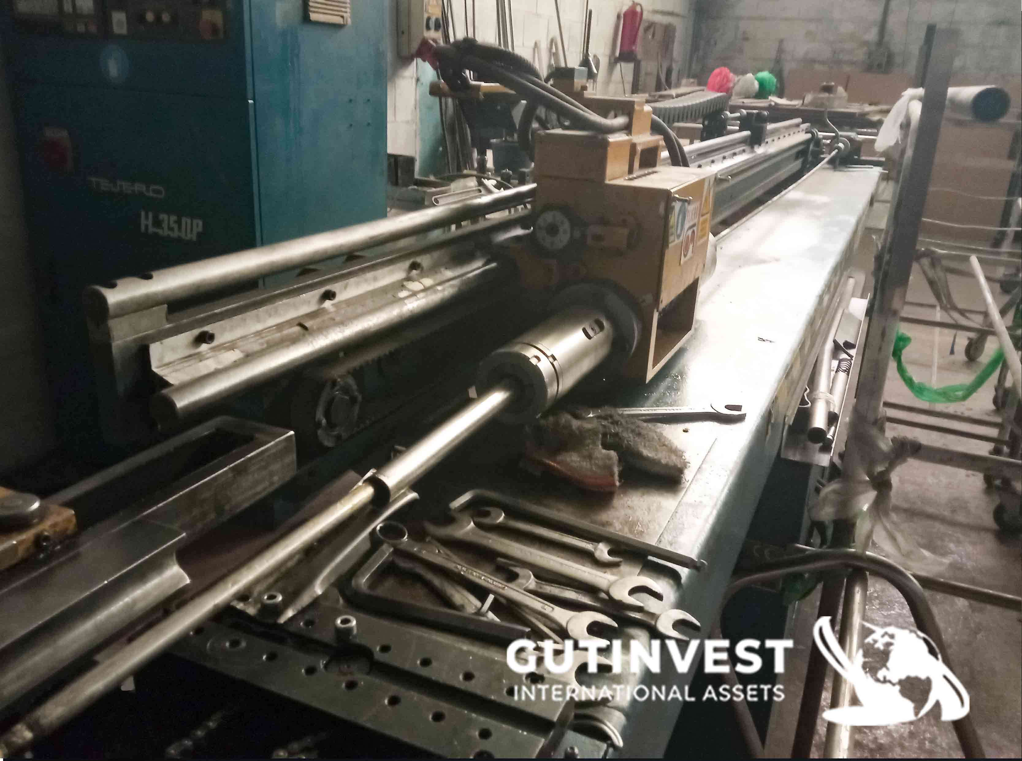 Tube bending machine