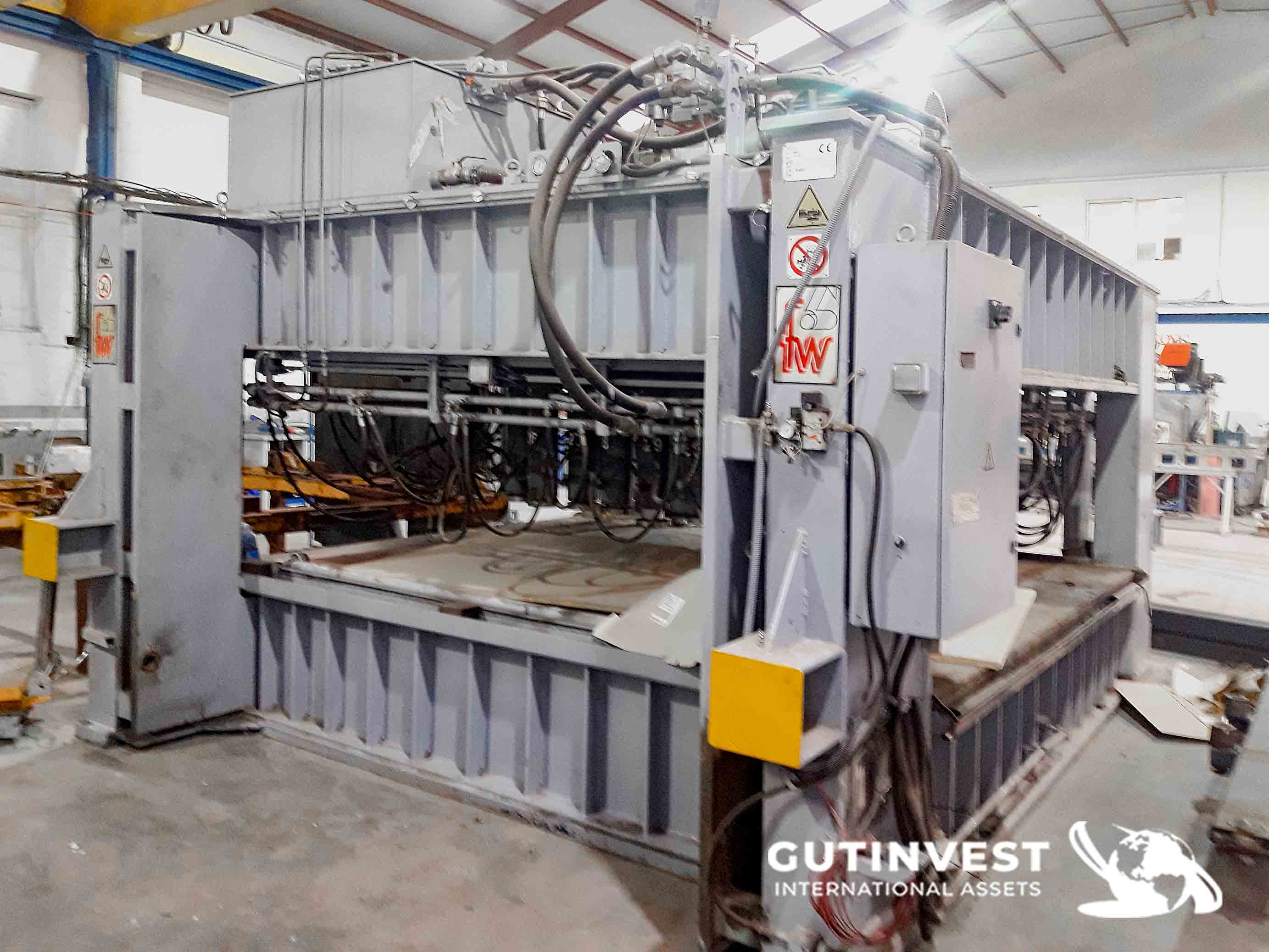 Hydraulic press for hydroforming 