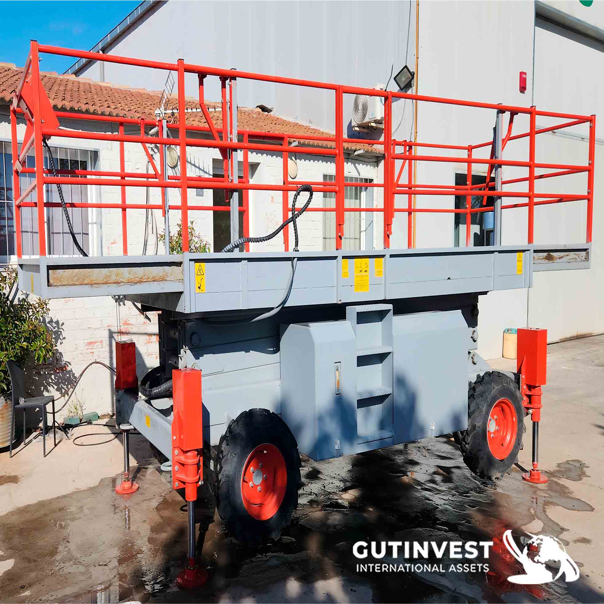 Scissor lift platform - 10 meters