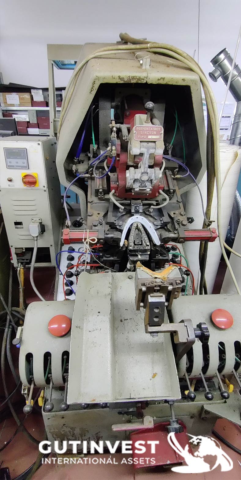 Máquina para centrado y montaje de puntas calzado