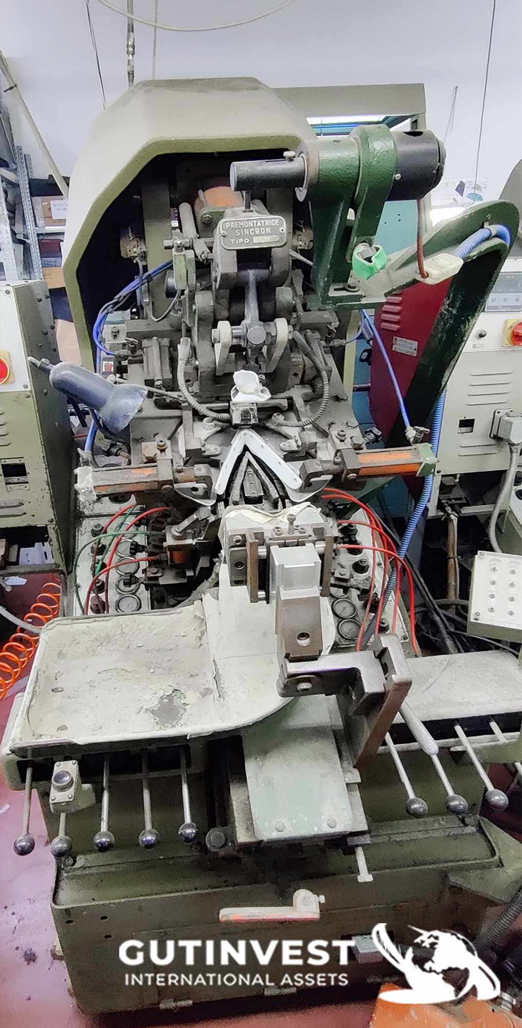 Máquina para centrado y montaje de puntas calzado