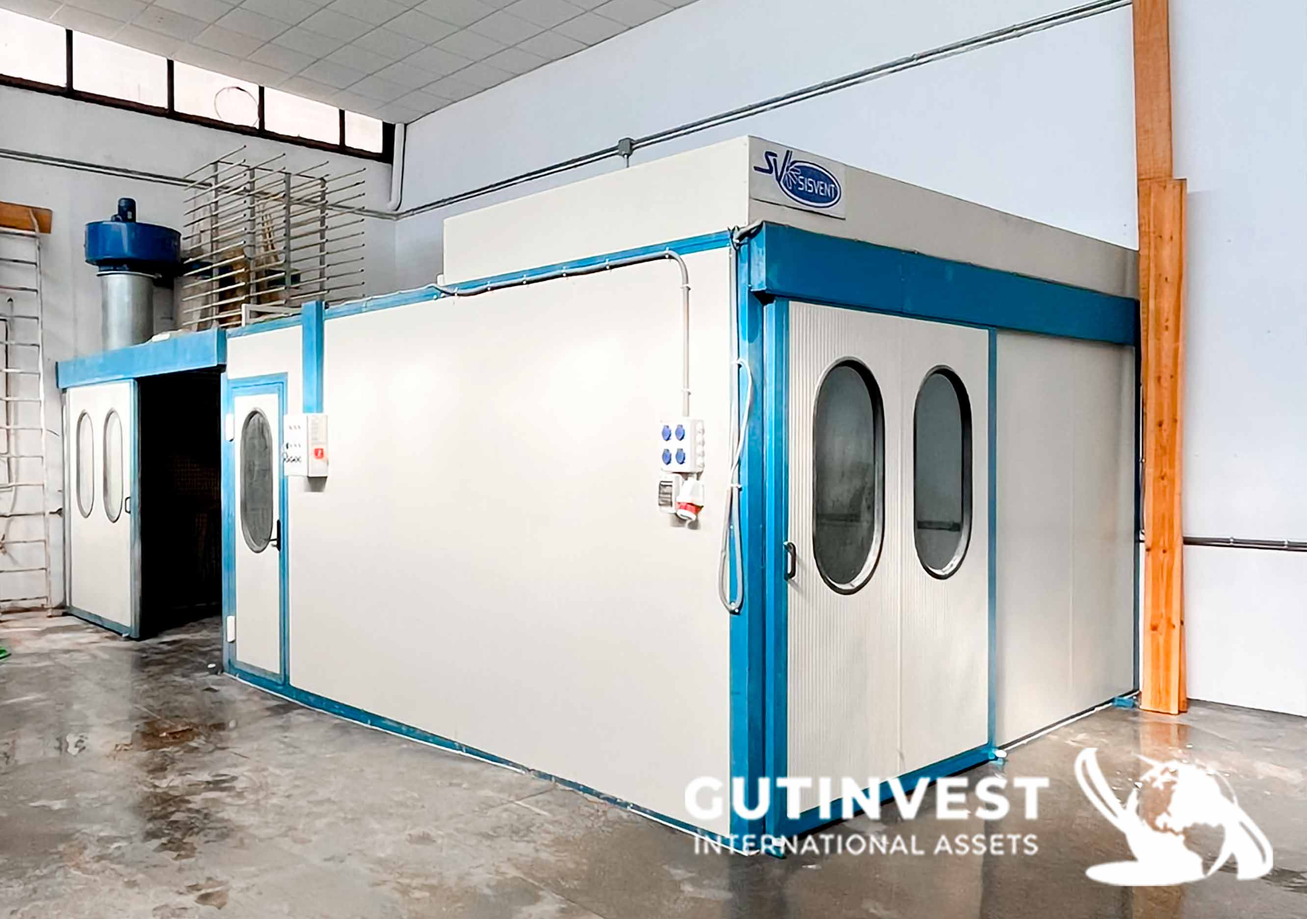 Varnishing and painting booth with humidifier