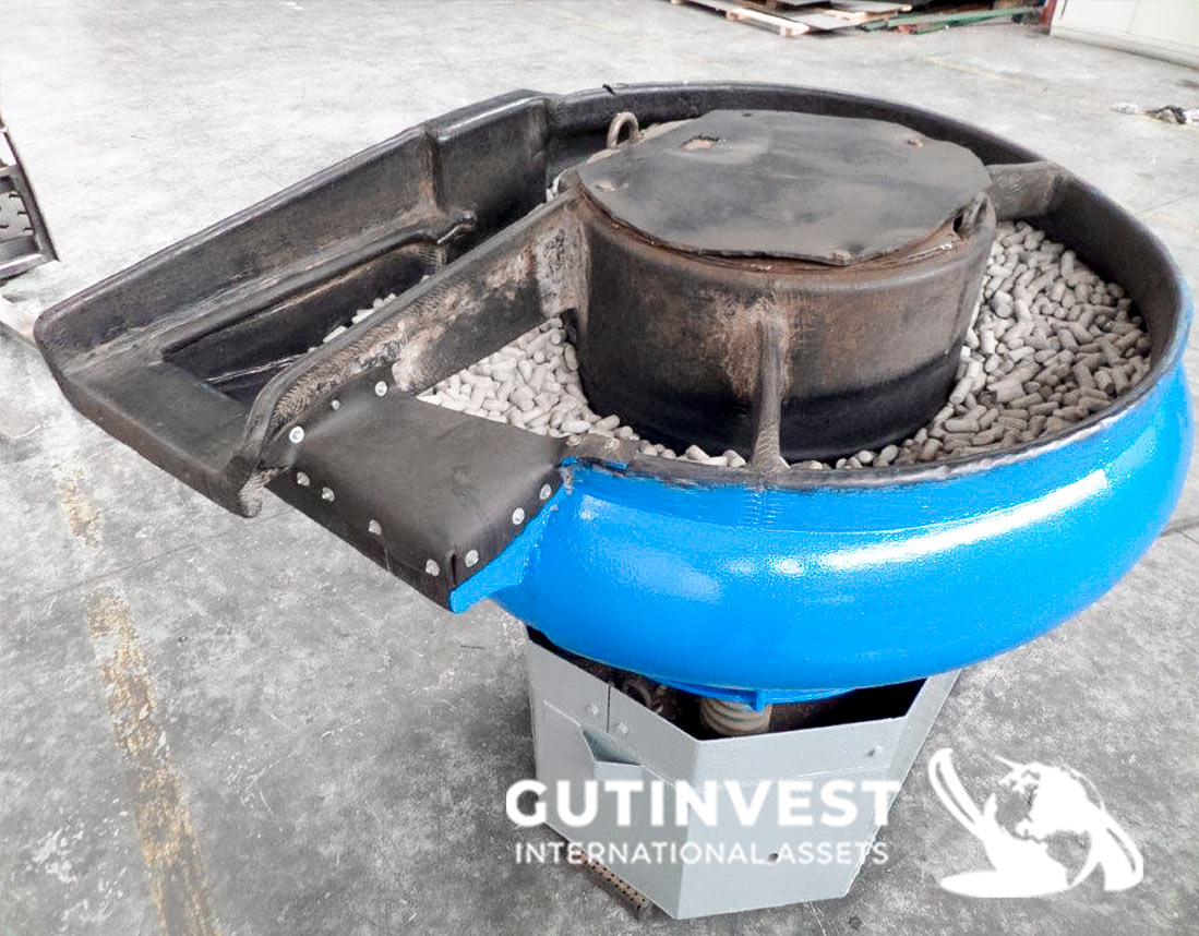 Vibrator for cleaning and polishing metal parts