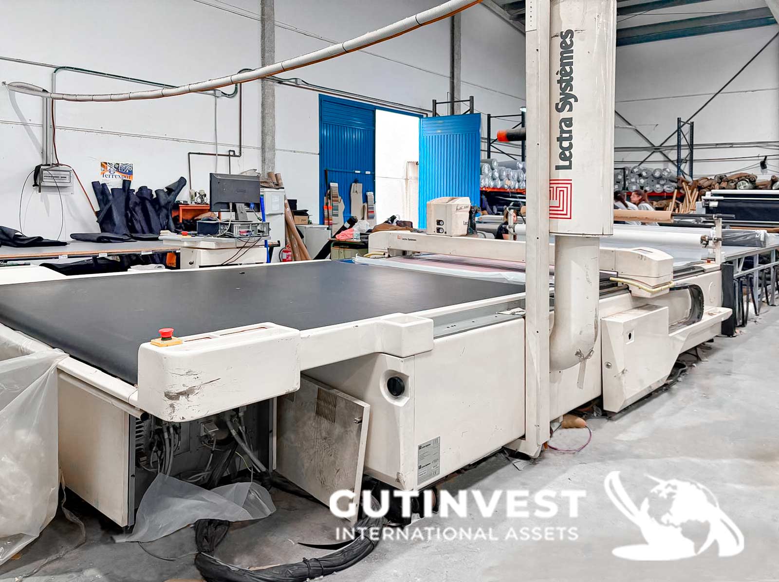 Automatic textile cutting machine