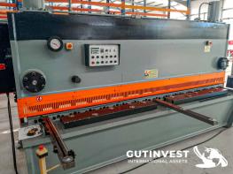 Hydraulic press brake for metal