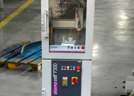 Sistema de limpieza por plasma y brazo robot articulado