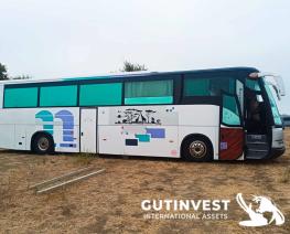 Autobús camperizado y semirremolque con plataforma